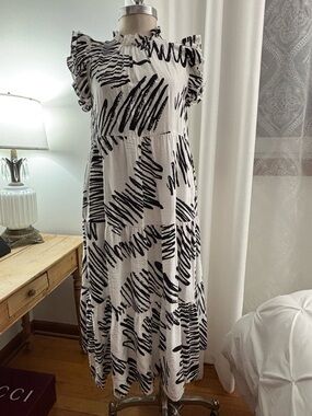 THML Black/White Scribble Print Flutter Sleeve Dress, GENEROUS Small, VGUC